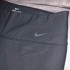 NIKE DRI - FIT Cropped Leggings